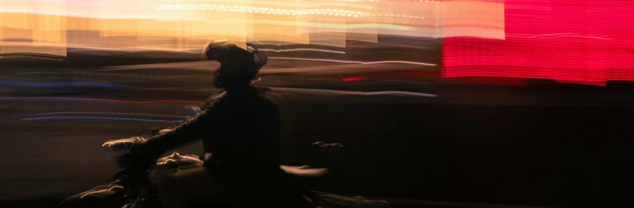 Motorrijder rijdt voorbij