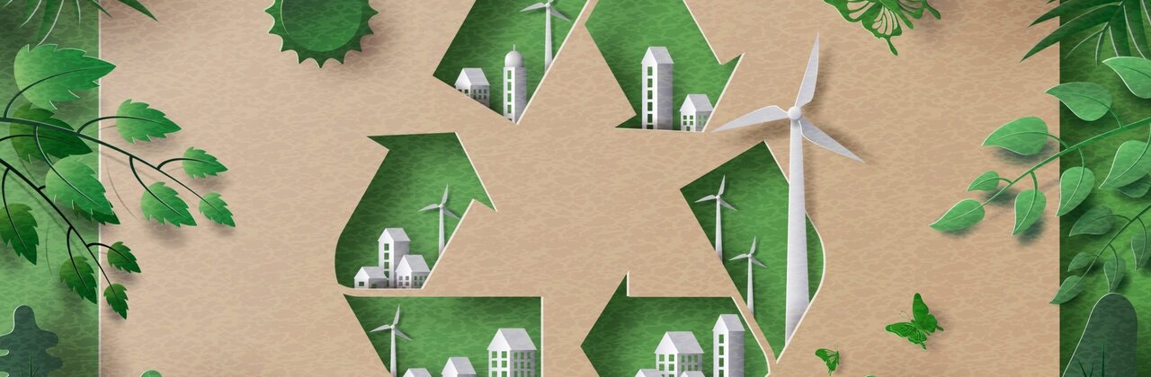 Recyle-pictogram omringd door gebouwen, groen en windmolens