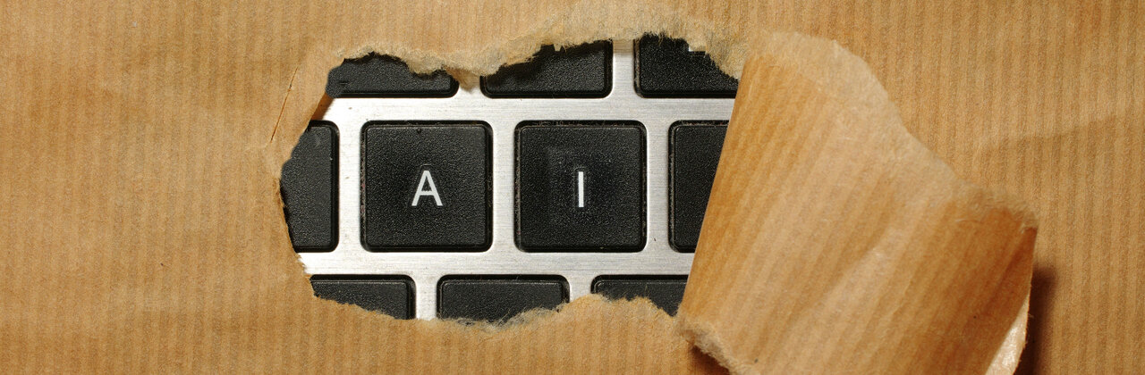 Toetsenbord, toetsen A en I komen onder een gescheurd stuk papier vandaan