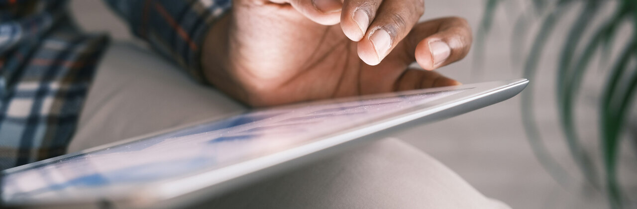 Iemand gebruikt een tablet