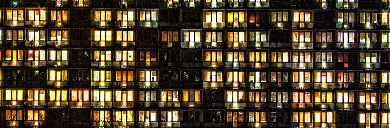 Grote flat met veel verlichte ramen