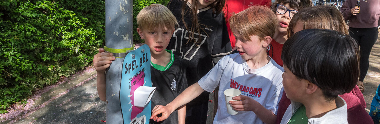 Kinderen rondom de spelbel