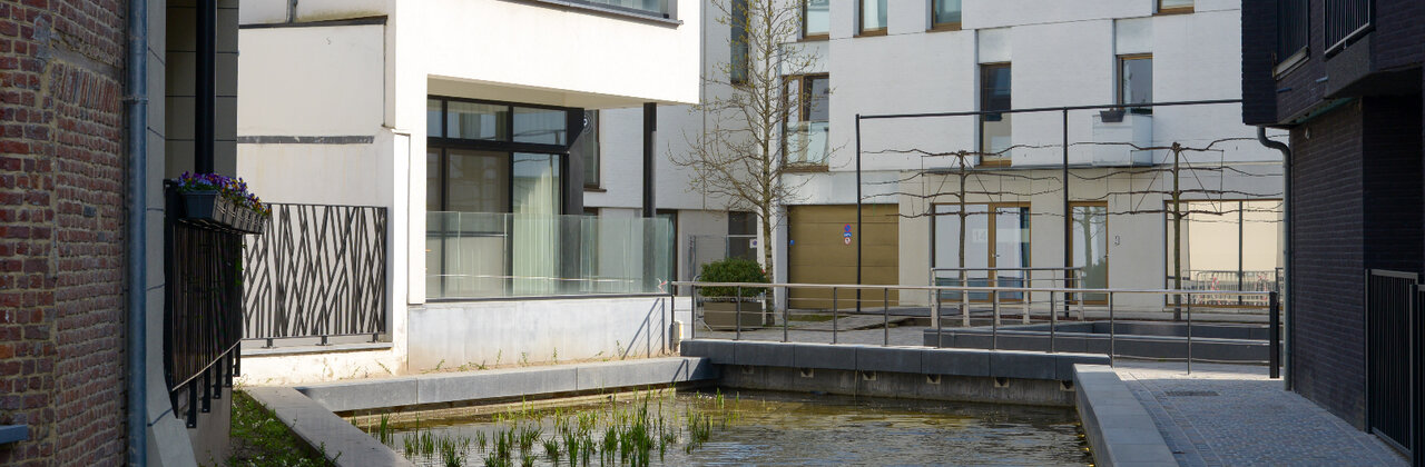 Woningen met een binnenplaatsje met water