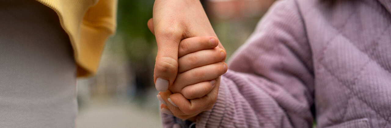 Close-up van ouder met kind aan de hand