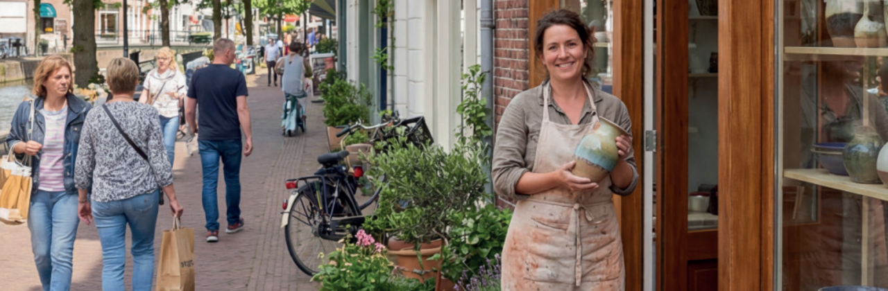 Pottenbakatelier in een winkelstraat