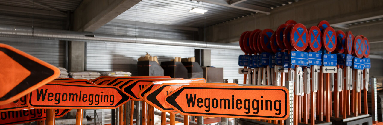 Opslagplaats met verkeers- en signalisatieborden