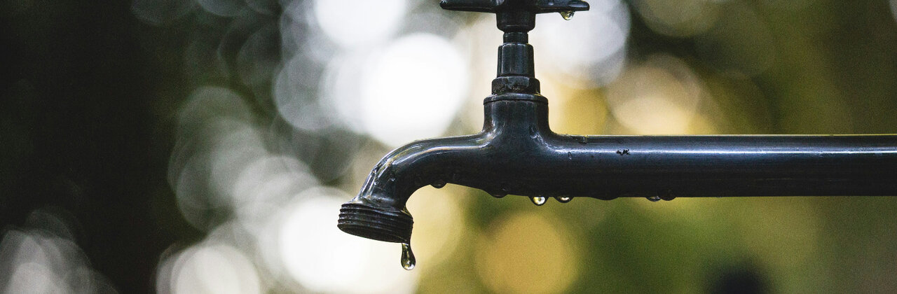 Waterkraan waar een druppel aan hangt