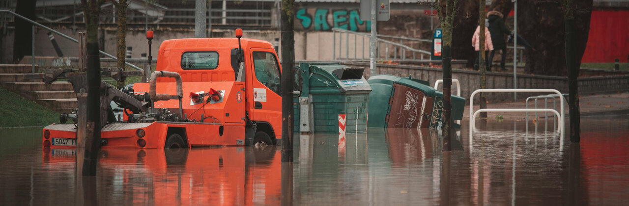 Crisissituatie: overstroming in stadse omgeving