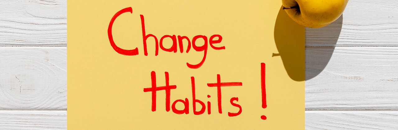 Memo blaadje met tekst 'change habits'