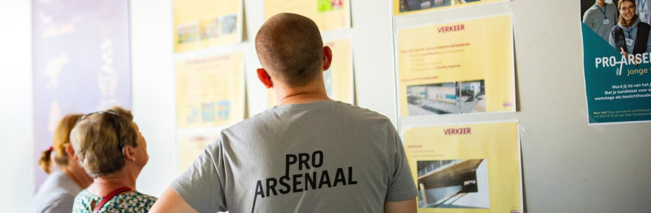 Verschillende aspecten van het project PRO Arsenaal worden met posters aan de muur getoond aan verschillende geïnteresseerden