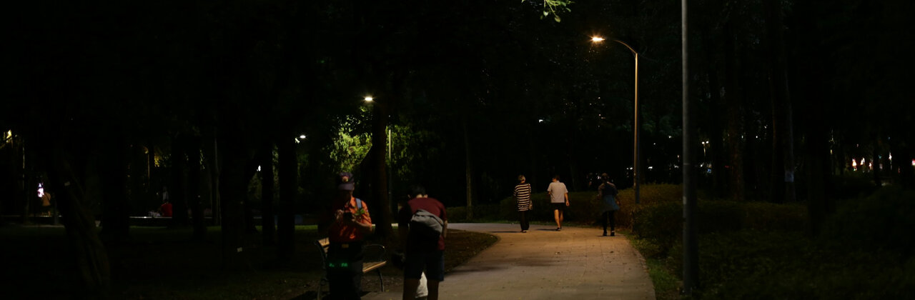 Straatverlichting in een donkere straat