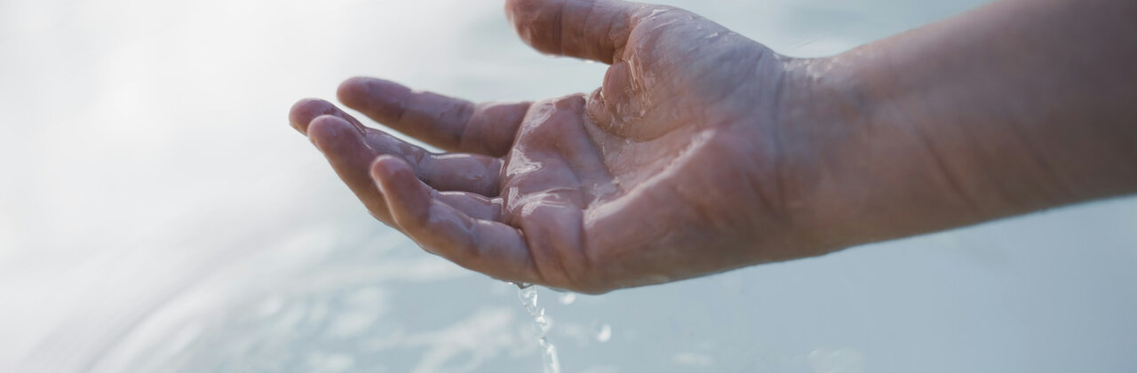water glipt door vingers