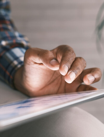 Iemand gebruikt een tablet