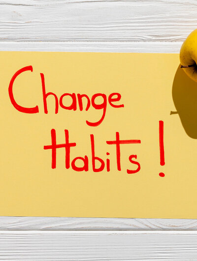 Memo blaadje met tekst 'change habits'
