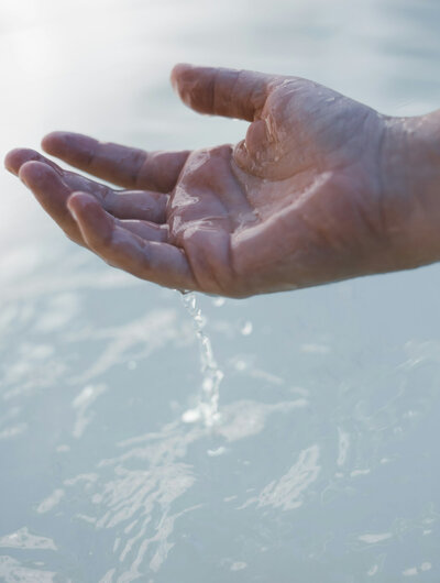 water glipt door vingers