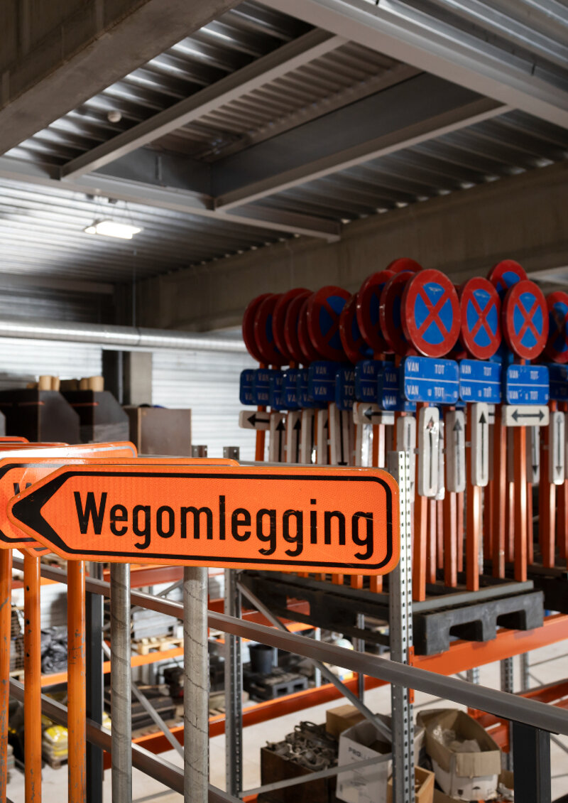 Opslagplaats met verkeers- en signalisatieborden